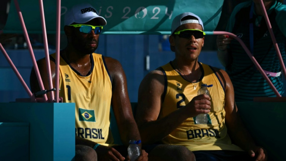 Evandro e Arthur perdem para suecos e caem nas quartas do v&ocirc;lei de praia em Paris