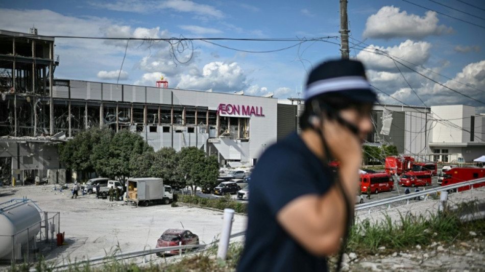 Rescatistas rastrean con perros el centro comercial colpasado en Jap&oacute;n tras el terremoto