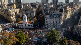 A Buenos Aires, massive mobilisation autour de Kirchner, désormais détenue chez elle