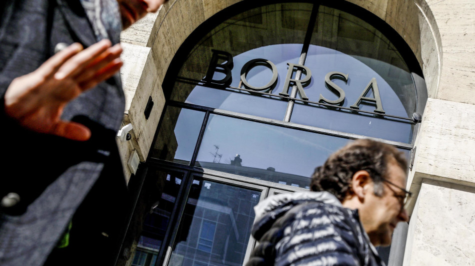Borsa: Milano in rialzo, corre Azimut, scivola Mediobanca