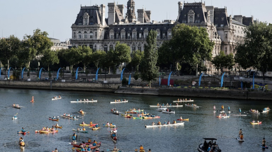 París celebra el primer aniversario de los Juegos Olímpicos con un desfile en el Sena