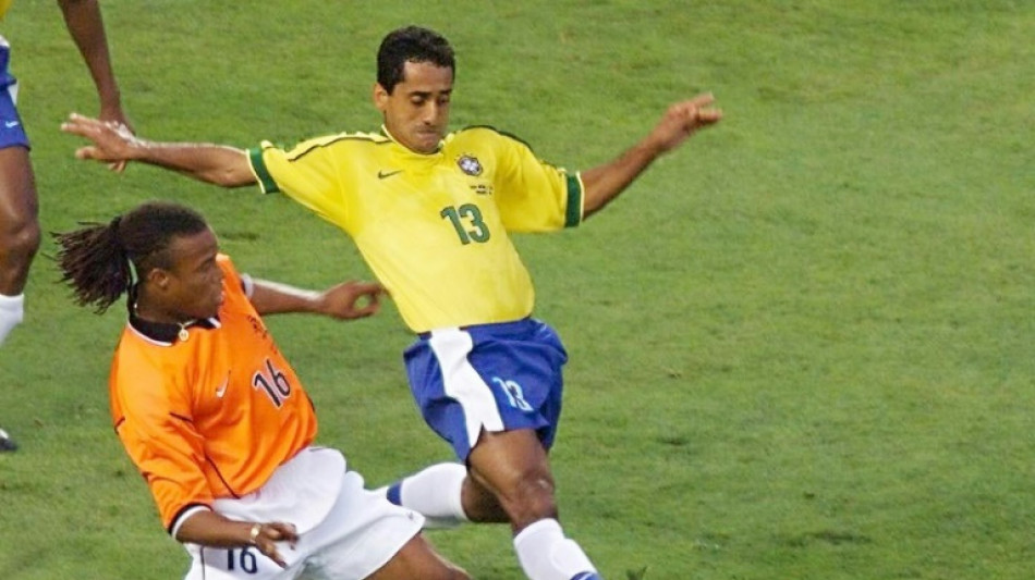 Morre ex-lateral Z&eacute; Carlos, vice-campe&atilde;o mundial pela Sele&ccedil;&atilde;o Brasileira em 1998