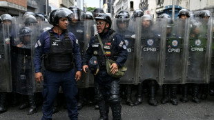 "Liberen el salario", reclaman un aumento salarial en Venezuela bajo fuerte vigilancia policial