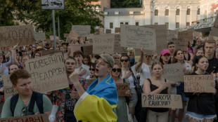 Milhares de pessoas se manifestam em Kiev contra destitui&ccedil;&atilde;o do ministro da Defesa