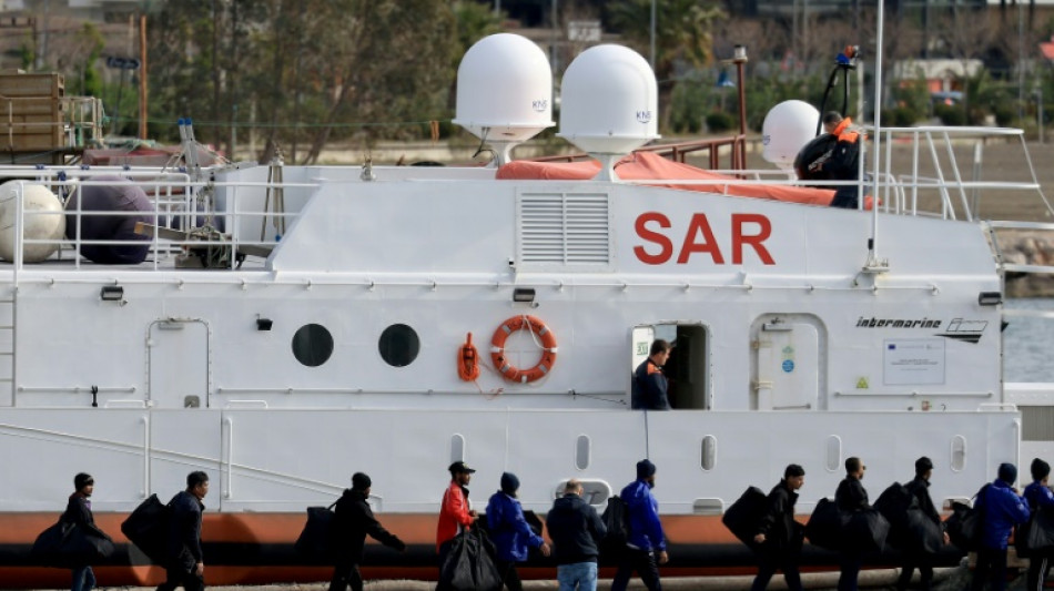 Des dizaines de migrants quittent l'Albanie pour l'Italie apr&egrave;s une d&eacute;cision judicaire