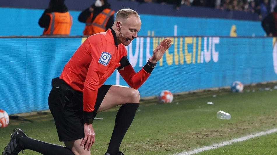 Nach Becherwurf: Spielabbruch im Westduell ohne Trainer