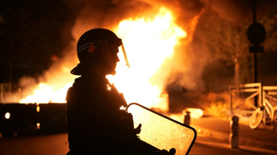 Decenas de detenidos en Francia en una nueva noche de disturbios por el joven baleado por la polic&iacute;a
