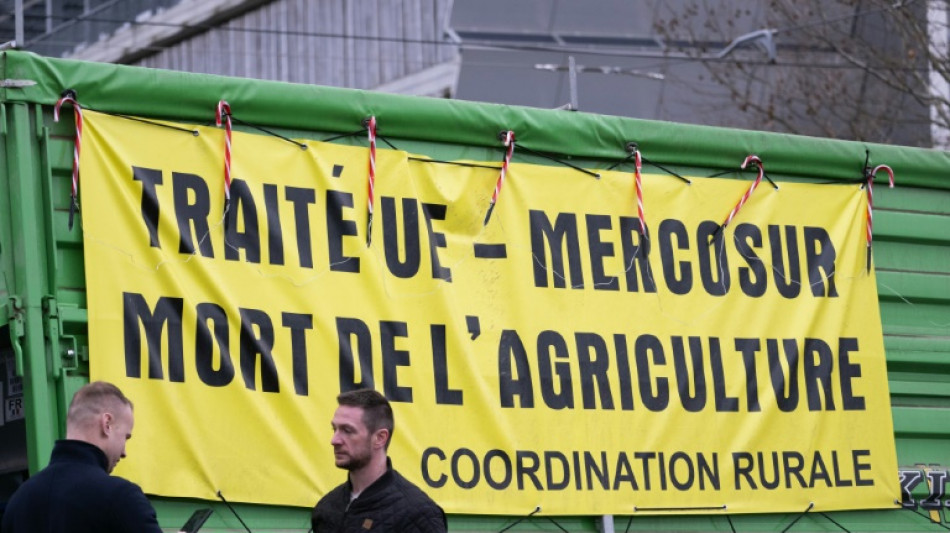 Des agriculteurs de la Coordination rurale tentent vainement de manifester &agrave; Paris