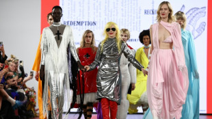 Fallece la dise&ntilde;adora Pam Hogg, cuya moda "punk rock" visti&oacute; a Rihanna y Lady Gaga