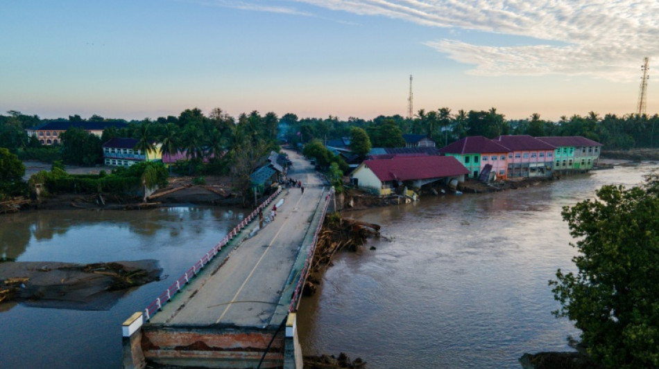 Militares auxilian a v&iacute;ctimas de inundaciones en Asia, que dejan m&aacute;s de mil muertos