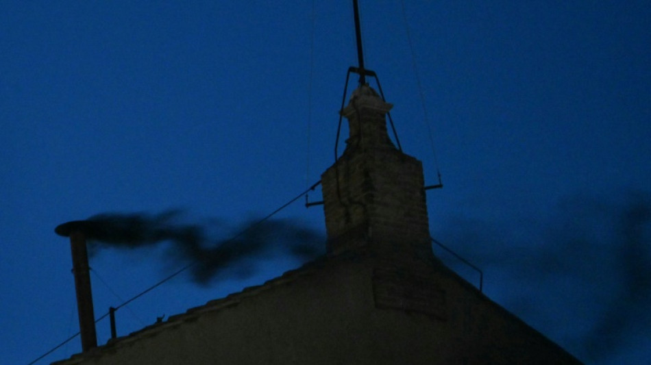 Cardeais retornam à Capela Sistina para o segundo dia do conclave