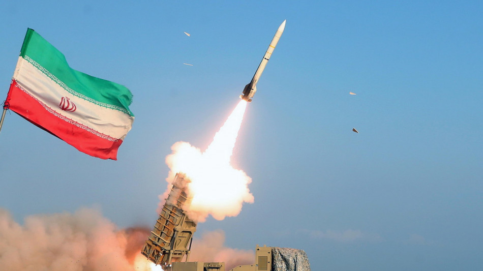 Teheran minaccia la chiusura dello Stretto di Hormuz