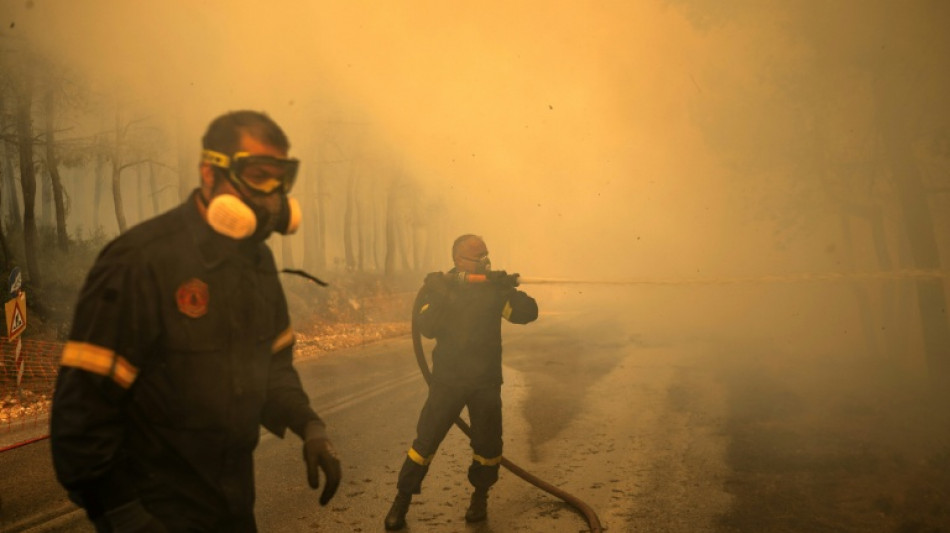 Waldbr&auml;nde in Griechenland fressen sich weiter fort - Flammenmeer westlich von Athen