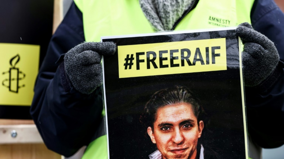 Saudi-Arabien best&auml;tigt zehnj&auml;hriges Ausreiseverbot f&uuml;r freigelassenen Blogger