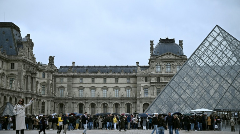 Louvre: la police aux trousses des voleurs, la sécurité des musées en cause
