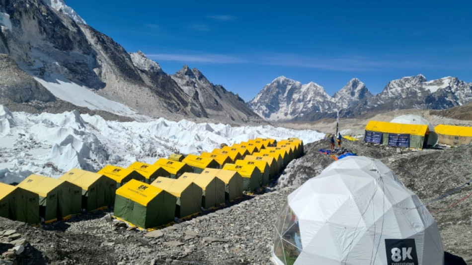 Cientos de rescatados a los pies del Everest tras intensas nevadas en China
