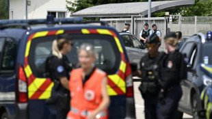 Surveillante poignardée: Macron déplore "un déferlement de violence insensé"