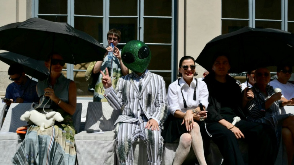 Thom Browne propose des shorts et des jupes aux hommes de la canicule