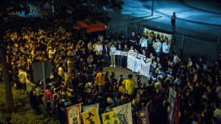 Hong Kong proh&iacute;be las operaciones de dos grupos prodemocracia
