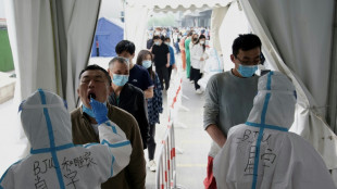 Tests PCR, rayons pris d'assaut: P&eacute;kin sous la menace du confinement