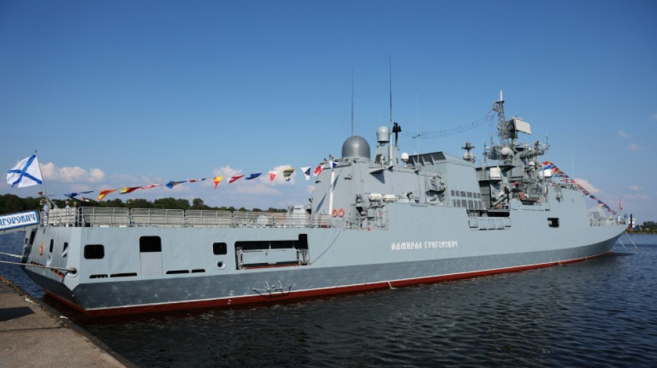 Tirs de semonce d'un navire de guerre russe sur un yacht dans la Manche