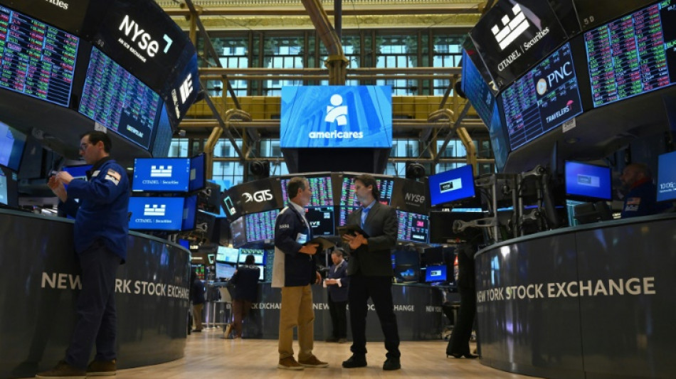 Wall Street cl&ocirc;t en baisse, plomb&eacute;e par l'inflation