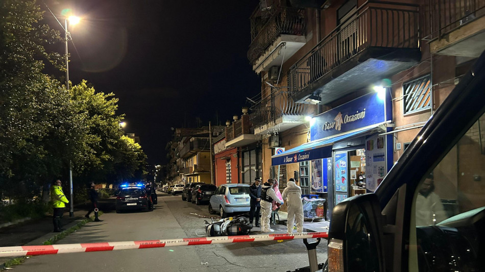Donna accoltellata a Catania, caccia al marito in fuga