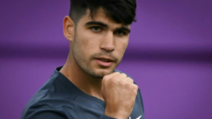 Alcaraz derrota Cer&uacute;ndolo em estreia na temporada de grama