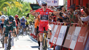 Tour d'Espagne: Van Aert mate Groves au sprint et remporte la 3e &eacute;tape
