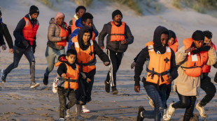 Migrantes com crianças correm em direção a barcos superlotados no norte da França