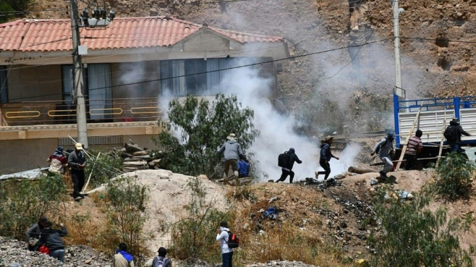 Apoiadores de Evo Morales ocupam quartel e ret&ecirc;m 20 militares na Bol&iacute;via