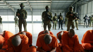 Equador transfere primeiros presos para megapris&atilde;o ap&oacute;s massacre carcer&aacute;rio