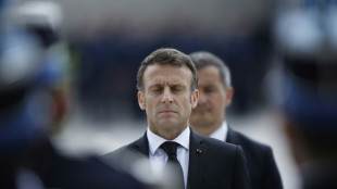 Policiers de Roubaix: Macron dénonce les "comportements irresponsables qui tuent"