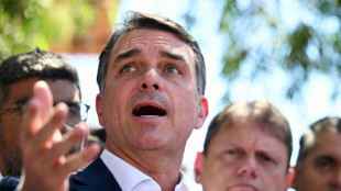 Fl&aacute;vio Bolsonaro suma apoyos y lidera el primer sondeo para el balotaje en Brasil