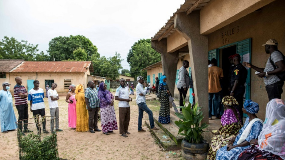 L&eacute;gislatives au S&eacute;n&eacute;gal: le camp pr&eacute;sidentiel et l'opposition se disputent la victoire