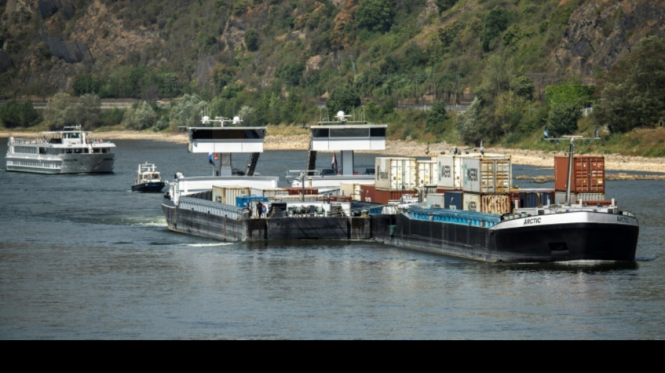 Une p&eacute;niche en panne bloque le Rhin, d&eacute;j&agrave; difficilement navigable par manque d'eau