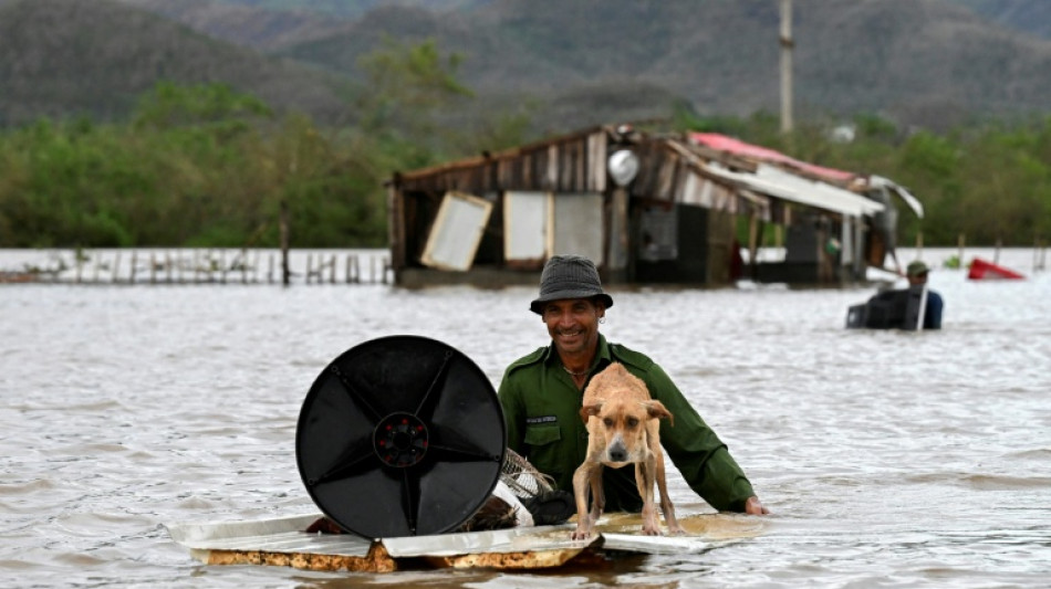Caribe se recupera de furac&atilde;o devastador, que se aproxima de Bermudas