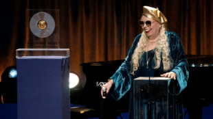 Ícono del folk Joni Mitchell recibe premio en gala llena de estrellas