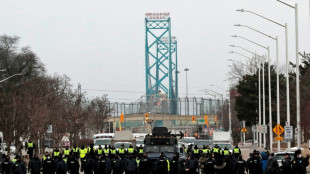 Contestation au Canada: un pont frontalier strat&eacute;gique rouvert, impasse &agrave; Ottawa