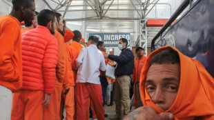 Colômbia recebe centenas de cidadãos deportados que estavam presos no Equador