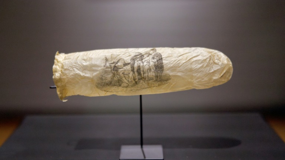 Un museo de Ámsterdam exhibe un condón del siglo XIX con un grabado erótico
