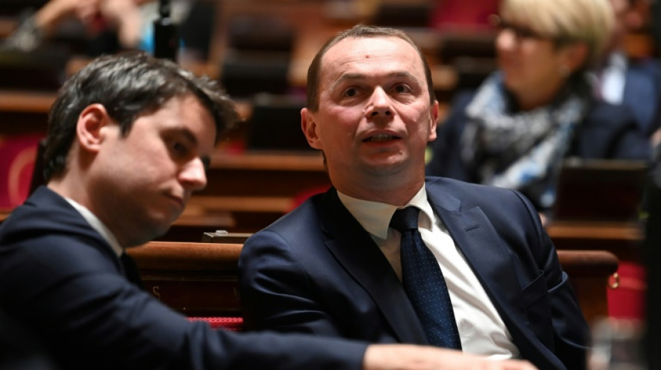 Retraites: le gouvernement acc&eacute;l&egrave;re au S&eacute;nat, Macron ferme vis-&agrave;-vis des syndicats