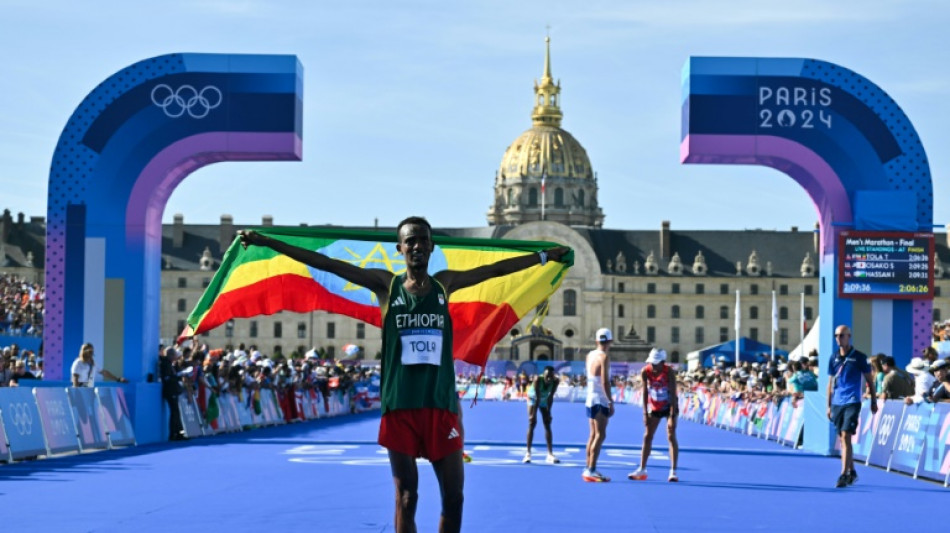 Et&iacute;ope Tamirat Tola quebra recorde ol&iacute;mpico e vence maratona em Paris