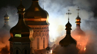 Mortales bombardeos contra Ucrania matan a nueve y dejan catedral en llamas