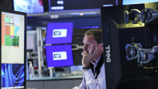 Wall Street en baisse, consolide apr&egrave;s une s&eacute;rie de records