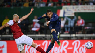 Mbapp&eacute; evita otra derrota de Francia y Croacia sorprende a Dinamarca