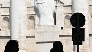 Borsa: Milano piatta, bene Fineco e Stellantis, gi&ugrave; Moncler