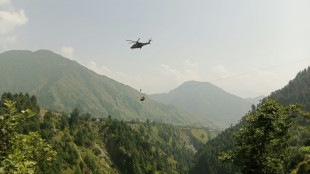 Dos adultos y seis ni&ntilde;os quedan suspendidos en el aire en un telef&eacute;rico en Pakist&aacute;n