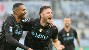 Napoli vence Lazio (2-0) fora de casa e se mant&eacute;m na cola do Milan