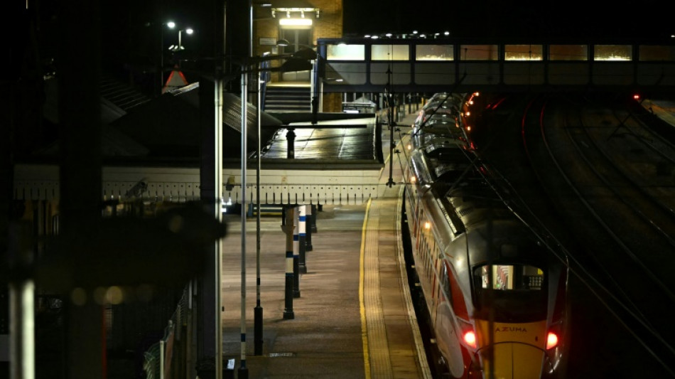 Varios heridos y dos detenidos por ataque con arma blanca en un tren en Reino Unido